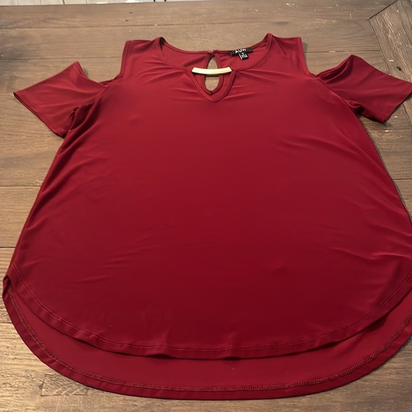 ๐3/$15๐AUW Burgundy top with peek a boo sleeves. Size Med - Picture 3 of 10
